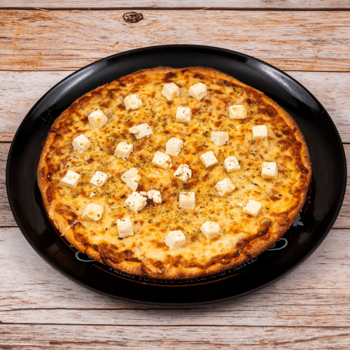 Pizza mit Mozzarella, Hirtenkäse und Gorgonzola