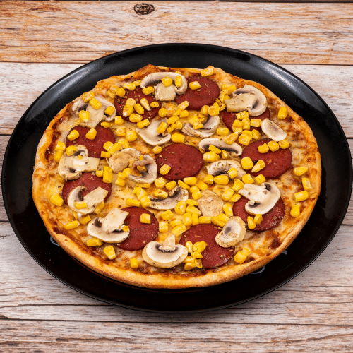 Pizza mit Salami, Champignons und Mais