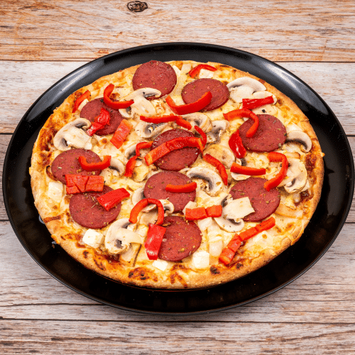 Pizza mit Salami, Hähnchen, Paprika und Champignons