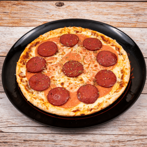 Pizza mit Salami und Truthahnschinken