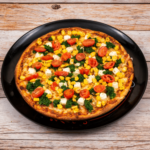 Pizza mit Spinat, Mais und Cherrytomaten