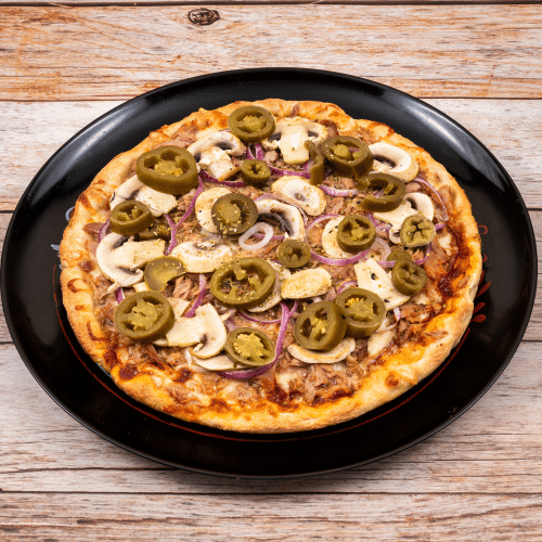Pizza mit Thunfisch, Zwiebeln, Jalapenos und Champignons