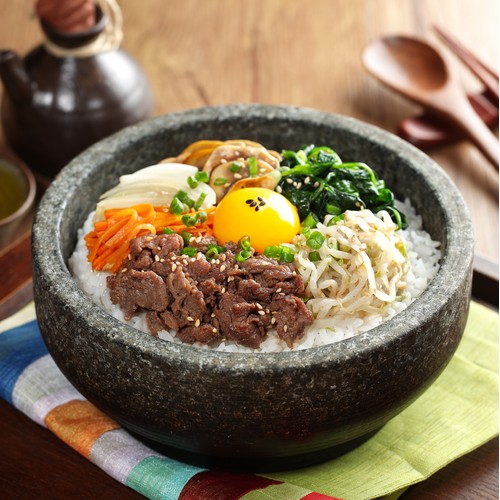 Bibimbap im heißen Steintopf