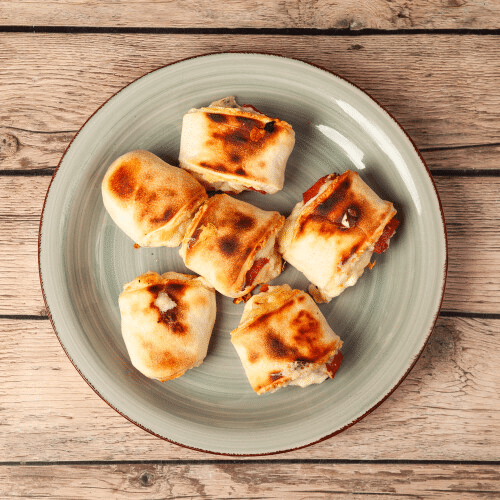 Pizzabrötchen mit Käse und Rindersalami