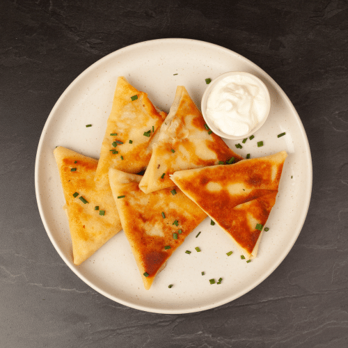 Benderyky mit Mozzarella, Tomaten und Basilikum