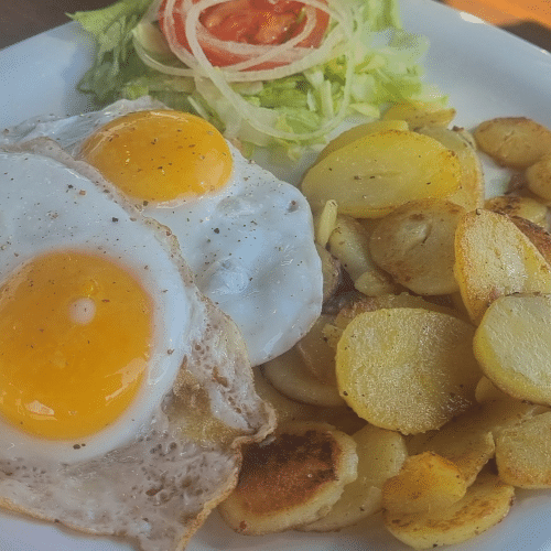 Bratkartoffeln mit 2 Spiegeleiern