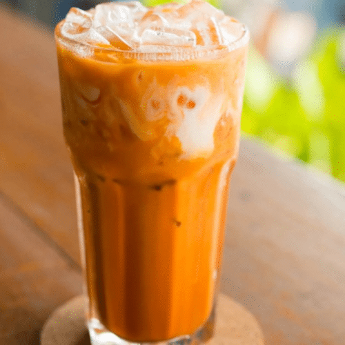 Schwarzer Thai-Eistee mit Limetten 0,4l