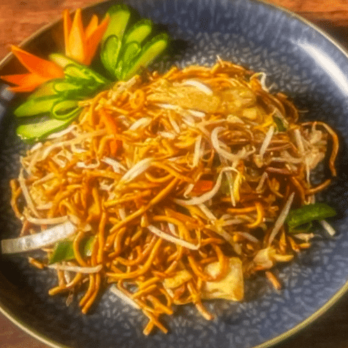 Gebratene Gebratene Nudeln mit Hühnerfleisch