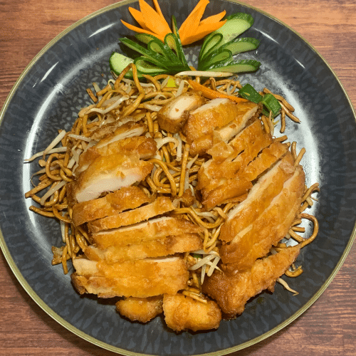 Gebratene Nudeln mit paniertem Hühnerfleisch
