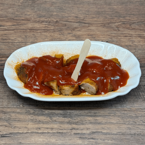 Currywurst mit Ketchup und Currypulver