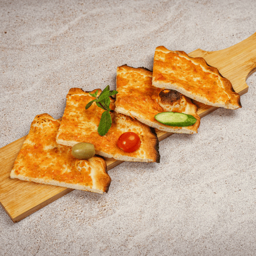 Manakish - scharfe Sosse (Muhammara) und Käse