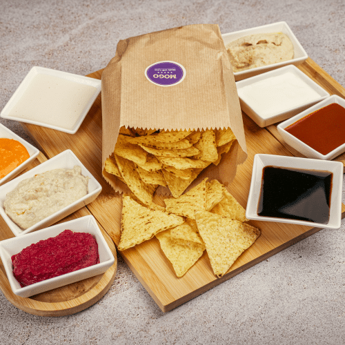 Tortilla Chips mit rote Beete Dip