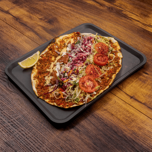 Lahmacun mit Salat