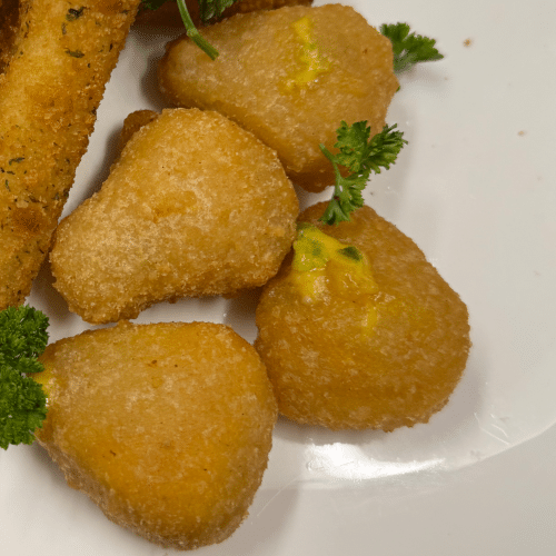Chili & Cheese Nuggets mit Pommes frites (12 Stück, scharf)