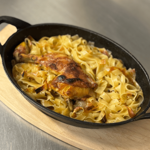 Handgemachte Eier Pasta mit Hänchenkeule.Jufka Shtepie me Pule