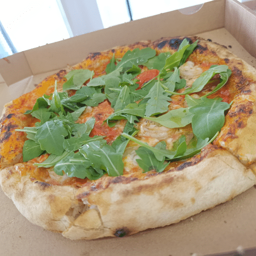 Pizza mit Garnelen, Rucola und Cherrytomaten Menü