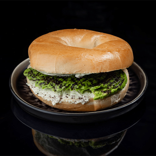 Bagel mit Avocado und Frischkäse