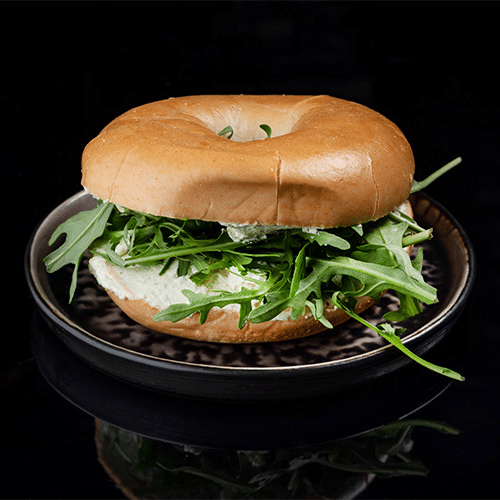 Bagel mit Cream Cheese und Rucula