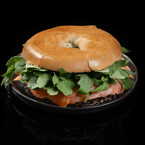 Bagel mit Lachs, Frischkäse & Rucola