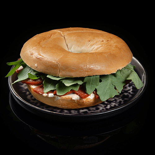 Bagel mit Sucuk, Frischkäse & Rucola