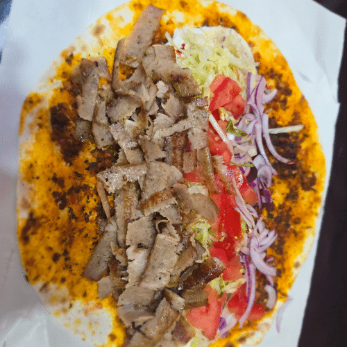 Türkische Pizza mit  Fleisch  und salat