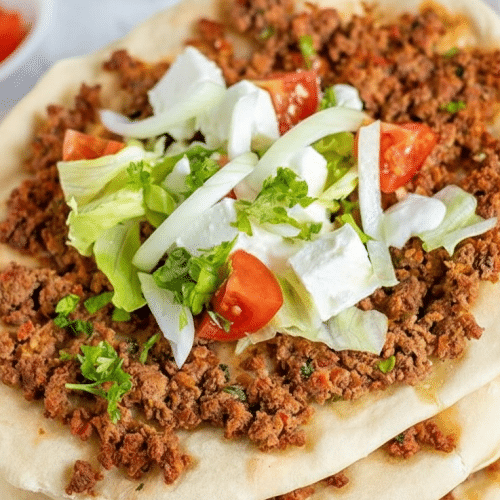Türkische Pizza mit Salat und Sauce