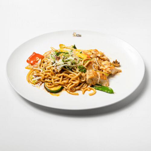 Spicy Udon Yaki mit gebratenem Maishähnchen,