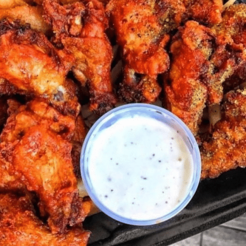 Hot Chicken Wings mit Dip nach Wahl