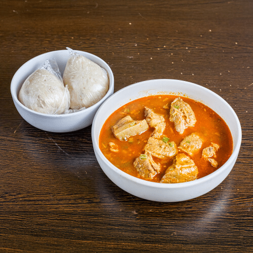 Maisknödel mit Okrasuppe und Rindfleisch