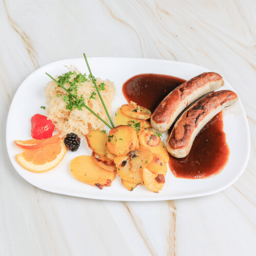 2 Bratwürste mit Kraut und Bratkartoffeln