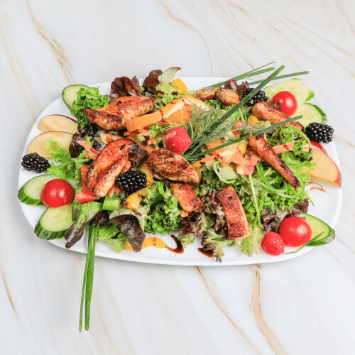 Bunter Salat mit Hähnchenstreifen