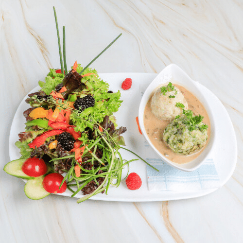 Bunter Salat mit Käse und Spinatknödeln