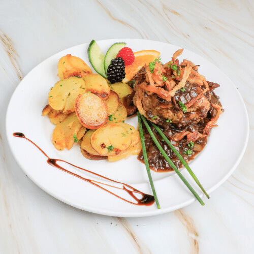 Hackbraten mit Bratkartoffeln und Röstzwiebeln