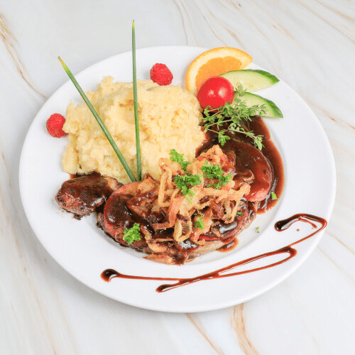 Kalbsleber mit Püree und Röstzwiebeln