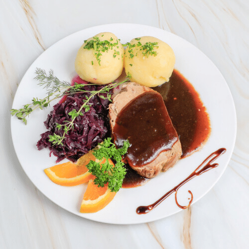 Schweinebraten mit Knödel und Rotkraut
