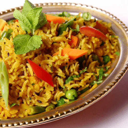 Chicken Biryani mit Hähnchenfleisch, dazu Joghurtsauce