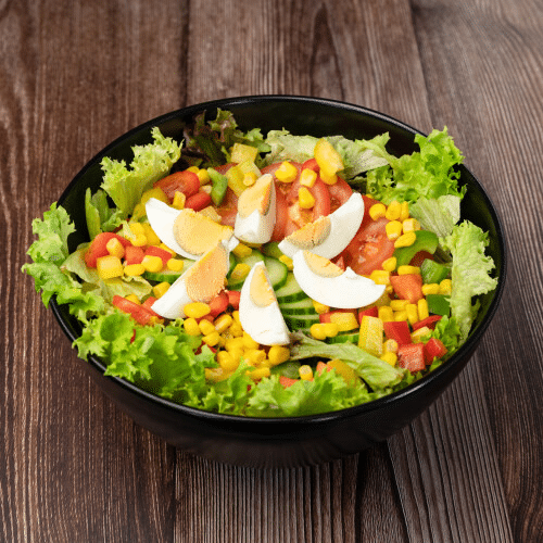 Gemischter Blattsalat mit Toast und einem Dressing nach Wahl