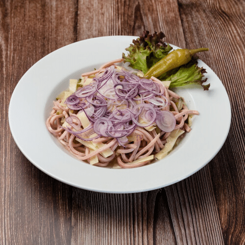 Wurstsalat mit Bauernbrot