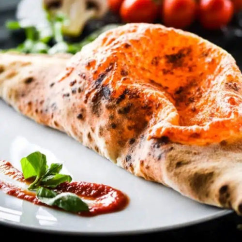 Calzone mit Putenschinken, Ananas, Tomatensoße