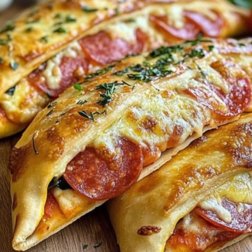Calzone mit Sucuk, Peperoni, Tomatensoße