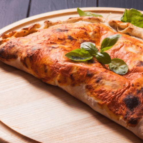 Calzone Vegi mit Pilzen, Mais, Tomaten, Oliven, Zwiebeln, Paprika, Tomatensoße