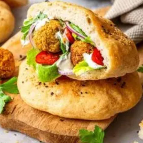 Falafel im Fladenbrot mit Salat, Soße