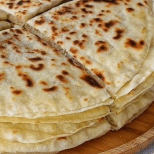 Gözleme mit Mozzarella, Tomatensoße, Pizzakäse