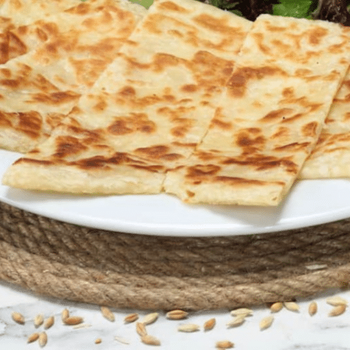 Gözleme mit Weichkäse, Tomatensoße, Pizzakäse