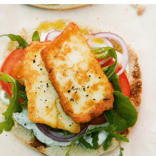 Halloumi im Fladenbrot mit Salat, Soße