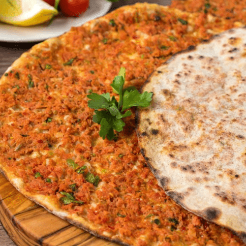 Lahmacun mit Salat, Soße