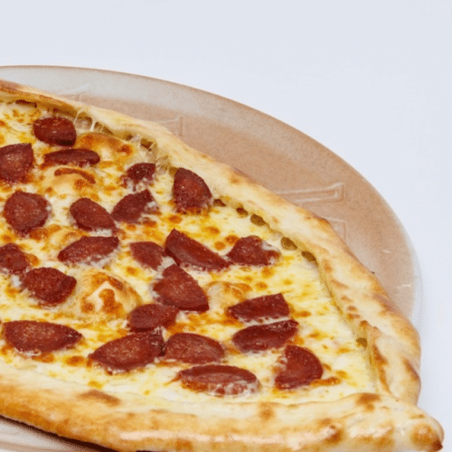 Pide mit Sucuk (Rinderknoblauchwurst)