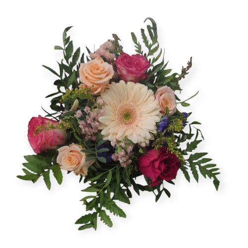 Helle Gerbera und Rosen in lockerer Anordnung , wie aus der Natur gepflückt
