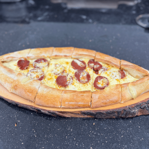 Pide mit Sucuk und Käse