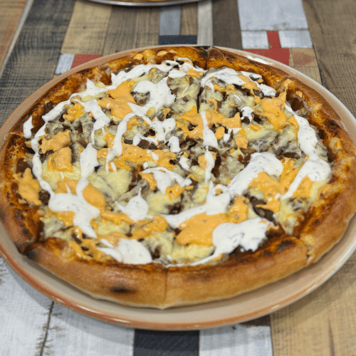Pizza mit Dönerfleisch und Käse